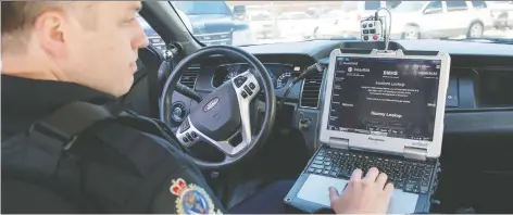  ?? TROY FLEECE/FILES ?? Regina police Const. Eric Lauf demonstrat­es the HealthIM app, a system that is now being used by Delta police.