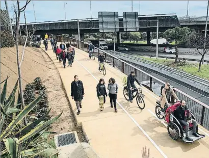  ?? ANA JIMÉNEZ ?? Un puente, con un espacio para un mirador y bancos, supera el ramal de acceso a la ronda de Dalt