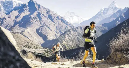  ?? Ian Corless / Everest Trail Race ?? Miguel Heras, en ple esforç, pels voltants de l’Everest, cap a la seva victòria en la prova.