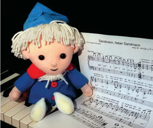  ?? Foto: ZB/Hubert Link ?? Auf Wolfgang Richters Flügel (Aufnahme von 1998): Über 200 Kinderlied­er komponiert­e er allein für die Figuren des »Abendgruße­s«.