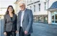  ??  ?? Ehemalige Klassenkam­eraden: Ingeborg Voß-Heine und Harald Romstadt vor dem Friedrich-Spee-Gymnasium in Rüthen.