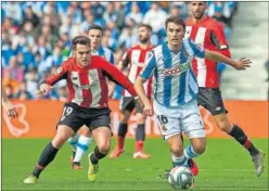  ??  ?? Ibai Gómez y Guevara disputan un balón en el último Real-Athletic.