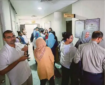  ?? PIC BY SAIRIEN NAFIS ?? The scene outside the courtroom at the Shah Alam Courts Complex yesterday.