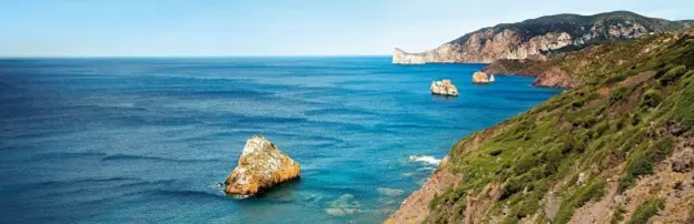  ??  ?? Il Pan di Zucchero ei faraglioni di Masua sulla costa dell’Iglesiente.
DOVE