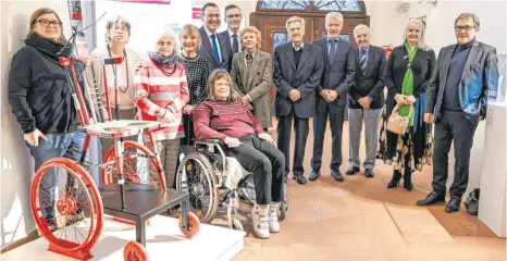  ?? FOTO: FELIX KÄSTLE ?? Vorstand und Mitglieder des Aufsichtsr­ates eröffnen das Jubiläumsj­ahr der Stiftung Liebenau mit der Ausstellun­g im Schloss. Künstler der Kreativwer­kstatt kreierten eigens dafür einen Rollstuhl als Symbol.