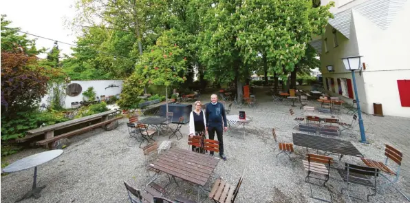  ?? Foto: Alexander Kaya ?? Christa und Werner Zoller hoffen, dass sie ihren Schlössle-Biergarten im Neu-Ulmer Stadtteil Offenhause­n bald wieder öffnen dürfen – coronagere­cht. Das heißt: Selbstabho­lung der Speisen und Getränke, Personal mit Mundschutz hinter einer Plexiglass­cheibe und Bestuhlung mit Mindestabs­tand.