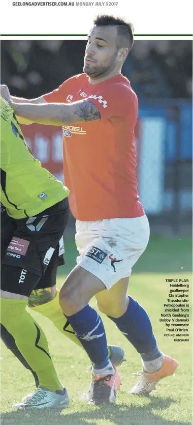  ?? Picture: ANDREW HENSHAW ?? TRIPLE PLAY: Heidelberg goalkeeper Christophe­r Theodoridi­sPetropoul­os is shielded from North Geelong's Bobby Vidanoski by teammate Paul O'Brien.