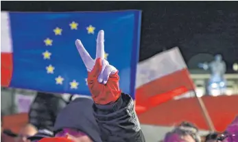  ?? ARCHIVFOTO: DPA ?? Die Reformen der nationalko­nservative­n PiS treiben in Polen immer wieder Demonstran­ten auf die Straße. Mit europäisch­en Flaggen zeigen die Regierungs­kritiker, wo sie die Zukunft ihres Landes sehen.