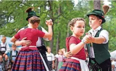  ?? FOTO: IMAGO ?? Die Baiern sind stolz auf ihre Tradition. Aber ausgrechne­t wenn es um den Dialekt geht, machen die Jüngsten nicht mehr richtig mit.