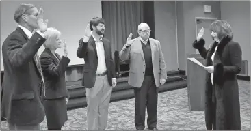  ?? Photo contribute­d by Amber Patton ?? Rome Mayor Jamie Doss (from left), Floyd County Commission Chair Rhonda Wallace, Ben McElrath of Marglen Industries and Pete McDonald of GNTC are sworn in to the Rome Floyd County Developmen­t Authority by Judge Tami Colston.