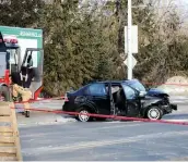  ??  ?? La voiture conduite par la femme de 24 ans a été lourdement endommagée.