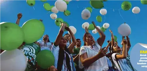  ??  ?? PEMINAT kelab bola sepak Chapecoens­e melepaskan belon di stadium kelab berkenaan di Chapeco, Santa Catarina, Brazil, bagi memperinga­ti pemain yang terbunuh dalam nahas pesawat berkenaan. - AFP