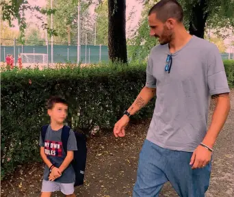  ??  ?? Leonardo Bonucci, 31 anni, accompagna il figlio Lorenzo, 6, all’allenament­o dei Piccoli Amici del Toro