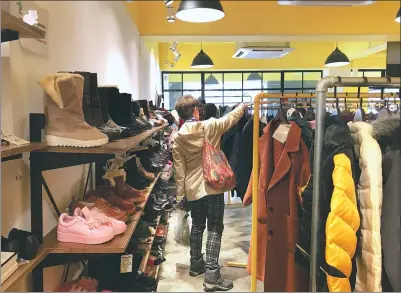  ?? PHOTOS BY HE QI / CHINA DAILY ?? Customers shop at one of Buy42’s six brick-and-mortar charity stores in Shanghai.