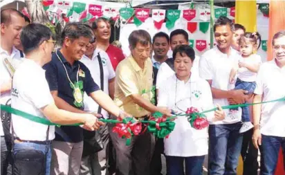  ??  ?? Dr. Rene Santiago and Engr. Pol Rubia of AANI, assisted by Art and Angie Veneracion, cut the ceremonial ribbon to open the event.