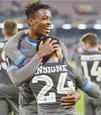  ?? ANSA ?? L’abbraccio di Chalobah e Insigne, a segno contro il Legia.