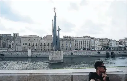  ?? XAVI JURIO / ARXIU ?? El monument inaugurat per Franco el 1966 continua inalterabl­e al mig de l’Ebre, a Tortosa