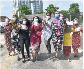 ?? — Bernama ?? Jumping for joy: Students clad in face masks celebratin­g their SPM results outside the Pasir Gudang district education office.