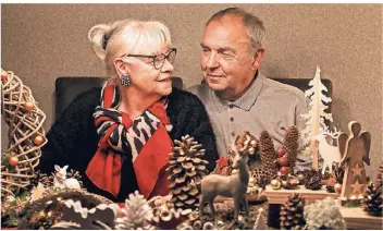  ?? FOTO: TROEGER ?? Ein kreatives Duo: Christel Wiewel und ihr Mann Willi basteln gemeinsam Adventsges­tecke. Ihre Werkstoffe stammen überwiegen­d aus der Natur.