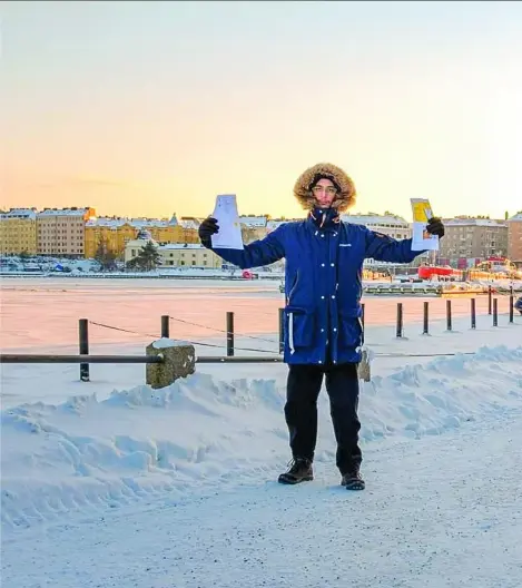  ??  ?? Antonio López, de 34 años, posa para LA RAZÓN en una de las céntricas calles de Helsinki