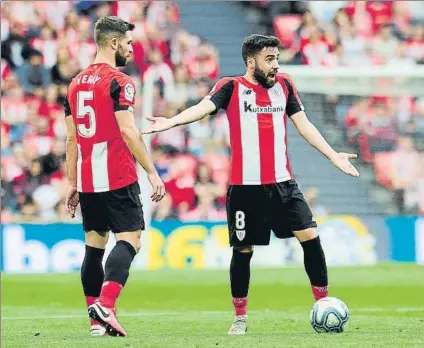  ?? FOTO: JUAN ECHEVERRÍA ?? Enfado Unai López se queja, en presencia de Yeray, durante el partido ante el Getafe de este pasado domingo