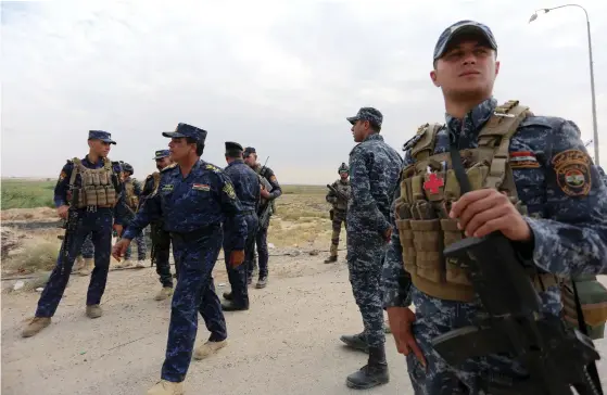  ?? FOTO: EPA/ALL OVER PRESS/MURTAJA LATEEF ?? SPäNT LäGE. Irakiska poliser och militärer tar upp positioner i närheten av Kirkuk.