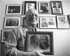  ?? TEND CHURCH/ POSTMEDIA NEWS FILES ?? Boruch Spiegel, a survivor of the Warsaw Ghetto Uprising, shows photos of friends and relatives in 2003. He died May 9 at age 93.