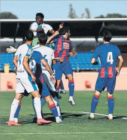  ?? FOTO: CD LEGANÉS ?? Omeruo, defensor del Leganés, se impone a toda la defensa armera en el amistoso del sábado para colocar el 1-0 para su equipo