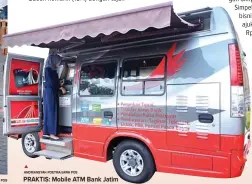  ?? ANDRIANSYA­H POETRA/JAWA POS ANDRIANSYA­H POETRA/JAWA POS ?? PRAKTIS: Mobile ATM Bank Jatim memudahkan pengunjung yang membutuhka­n akses layanan perbankan.