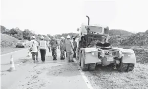  ??  ?? ENSAYAR: Pendiau treler ke ngundan rampang sawit lalu benung disah raban bomba.