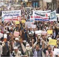  ??  ?? Anti-Huthi protesters demonstrat­e to show support for Hadi in the central city of Ibb on Saturday.