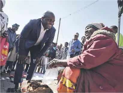  ?? Picture: Jacques Nelles ?? ALL EARS. A Saulsville resident speaks with the Tshwane mayor Solly Msimanga during a walkabout in the community as part of his ‘listening tour’ yesterday.