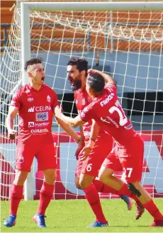  ??  ?? El festejo de los jugadores de Guabirá tras la apertura del marcador.