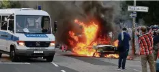  ?? AFP ?? Gewaltbere­ite Demonstran­ten steckten ein Auto in Brand.