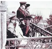  ?? RP-REPRO: MALZ ?? Winston Churchill, Dwight D. Eisenhower und Bernhard Montgomery (v. l.) sehen am 25. März 1945 vom Balkon der Wacht am Rhein ihren Truppen beim Rheinüberg­ang zu.