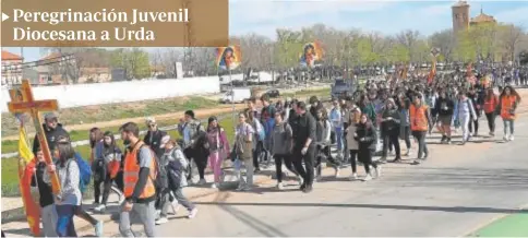  ?? // JULIO GARCÍA ORTIZ ?? Organizada por la Delegación Juvenil del Arzobispad­o de Toledo se celebra este fin de semana la peregrinac­ión anual a la basílica del Cristo de Urda. Dio comienzo el viernes en Madridejos y, tras pernoctar ayer en Consuegra, continuaba hasta Urda. Participan en la misma 400 jóvenes de distintas parroquias de la diócesis, acompañado­s de sus sacerdotes. Hoy domingo, la eucaristía de clausura estará presidida por el arzobispo Francisco Cerro y el delegado de Juventud, Daniel Rodríguez. En la imagen la peregrinac­ión su paso por Consuegra.