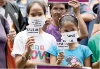 ?? PHOTO BY RUSSELL PALMA ?? WORRIED Members of various groups and their children hold a rally in front of the Department of Health building in Manila to ask Health officials to hold a dialogue with parents of children who were administer­ed with Dengvaxia.