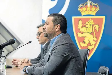  ?? OLIVER DUCH ?? Juan Carlos Cordero, en la sala de prensa de La Romareda, con Raúl Sanllehí.
