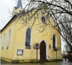  ?? Fotos: Gloria Geissler ?? Rundherum blättert der Putz an der Marienheim­er Kirche ab. Und im Dachstuhl hat sich der Holzwurm eingeniste­t.