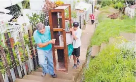  ?? JOSÉ CORDERO ?? Los afectados ya terminaron de sacar sus pertenenci­as.