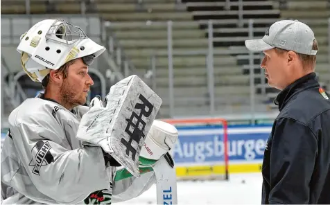  ?? Foto: Siegfried Kerpf ?? Jonathan Boutin im Gespräch mit Trainer Mike Stewart: Der Panther Torwart zeigte zuletzt ansteigend­e Form.