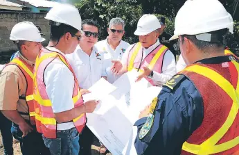  ??  ?? ACTO. El titular de Seguridad y otras autoridade­s revisan los planos de las nuevas instalacio­nes.