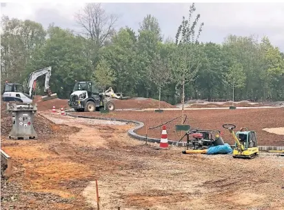  ?? NGZ-FOTO: SEEG ?? Die Pumptrack-Anlage an der neuen Sportund Freizeitan­lage am Bruchweg wird derzeit noch verschöner­t. Das Gelände soll Ende Juni eröffnet werden.