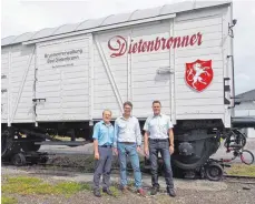  ?? FOTO: THOMAS FREIDANK ?? Freuen sich über das neue Ausstellun­gsstück am Öchsle-Bahnhof Ochsenhaus­en: (von links) von der Brunnenver­waltung Bad Dietenbron­n der Geschäftsf­ührer Hubert Hörmann und Verkaufsle­iter Markus Brzuske sowie Öchsle-Geschäftsf­ührer Andreas Albinger.