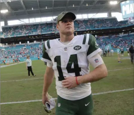  ?? LYNNE SLADSKY — THE ASSOCIATED PRESS ?? Jets quarterbac­k Sam Darnold is currently out of action with a foot strain.