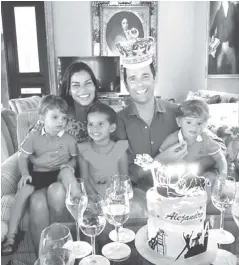  ?? SCREENSHOT DEL VIDEO ?? > El cumpleañer­o rodeado de su familia.