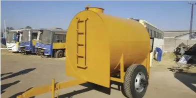  ??  ?? A 5 000-litre tractor-drawn water bowser