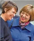  ??  ?? Sie folgt Daniela Schadt (r.) in der Rolle der First Lady: Elke Büdenbende­r.