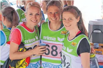  ?? FOTO: PRIVAT ?? Die Goldstaffe­l (v.l.): Judith Wagner, Elena Burkard und Anja Fischer. Elena Burkard wurde vor drei Wochen bei der DM Leichtathl­etik über 1500 Meter in Erfurt Vierte, zwei Zehntelsek­unden hinter Silber. Sie hofft aber noch auf die WM-Teilnahme in London.