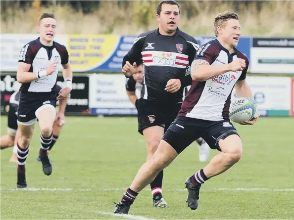  ??  ?? Scarboroug­h RUFC’s Kiwi Ant Coffey leaves an Old Brodleians man in his wake as he tries to find a way through in the action-packed 31-31 draw at Silver Royd
Pictures: Andy Standing